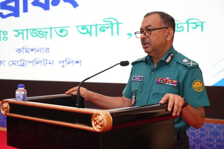 ডিএমপিতে কর্মরত এসআইদের প্রতি পেশাদারিত্ব ও স্বচ্ছতার আহ্বান ডিএমপি কমিশনারের ডিএমপিতে কর্মরত এসআইদের প্রতি পেশাদারিত্ব ও স্বচ্ছতার আহ্বান ডিএমপি কমিশনারের