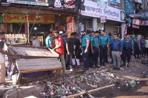 জুরাইনে হকার: বিকেলে উচ্ছেদ, সন্ধ্যায় আবার বসলো 