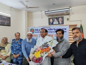 ঢাকা দক্ষিণ সিটি কর্পোরেশনের প্রশাসকের ফুল দিয়ে অভিনন্দন