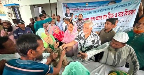 আমান উল্লাহ আমান এর হাত থেকে ১০ কেজি করে জিআর এর চাল পেল অসহায় পরিবারগুলো