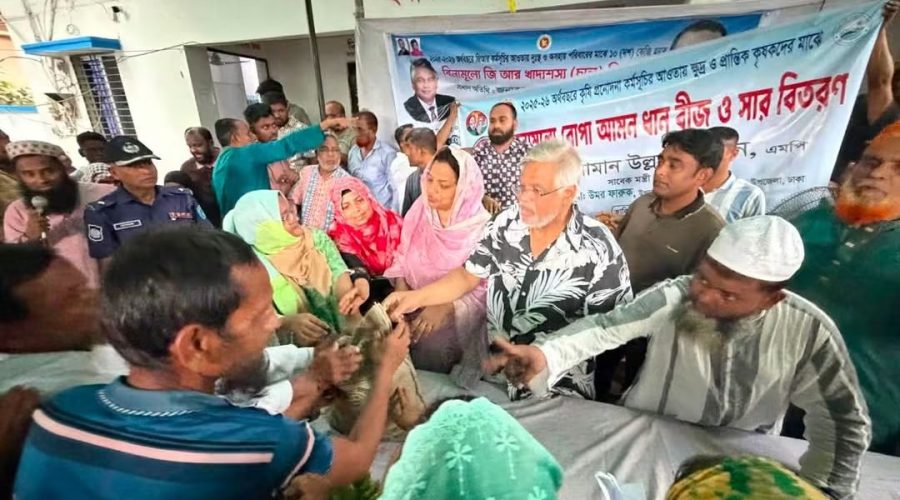 আমান উল্লাহ আমান এর হাত থেকে ১০ কেজি করে জিআর এর চাল পেল অসহায় পরিবারগুলো