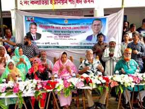 আমান উল্লাহ আমান এর হাত থেকে ১০ কেজি করে জিআর এর চাল পেল অসহায় পরিবারগুলো