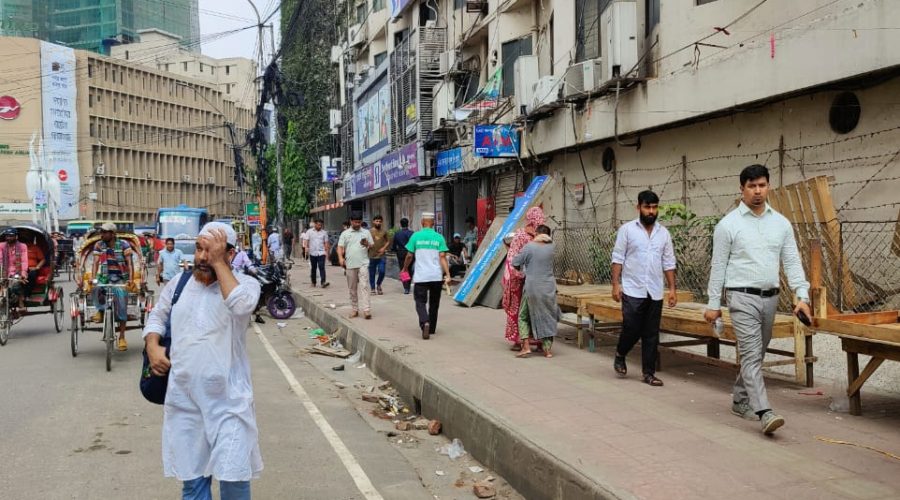 মতিঝিল ও দিলকুশা বাণিজ্যিক এলাকায় হকার উচ্ছেদ অভিযানে ফুটপাত সম্পূর্ণ পরিস্কার