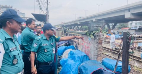 রাজধানীর ফুটপাতে চলছে ট্রাফিককের উচ্ছেদ অভিযান