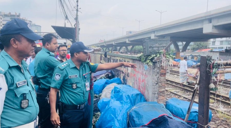 রাজধানীর ফুটপাতে চলছে ট্রাফিককের উচ্ছেদ অভিযান