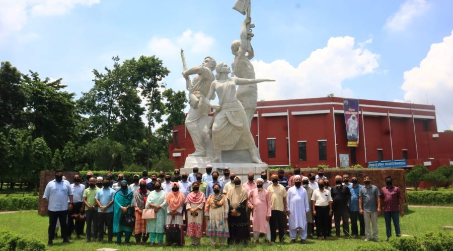 মুখে কালো কাপড় বেঁধে বাংলাদেশ কৃষি বিশ্ববিদ্যালয়ের শিক্ষকদের প্রতিবাদ