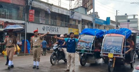  ৩ দিন ধরে ট্রাফিকের দায়িত্ব পালন করছে শিক্ষার্থীরা