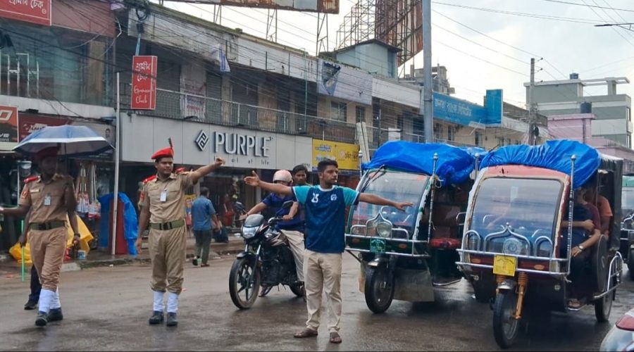  ৩ দিন ধরে ট্রাফিকের দায়িত্ব পালন করছে শিক্ষার্থীরা