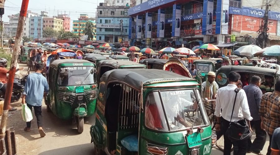 জুরাইনে যানজটের মূল কারণ হকারদের রাস্তা দখল 