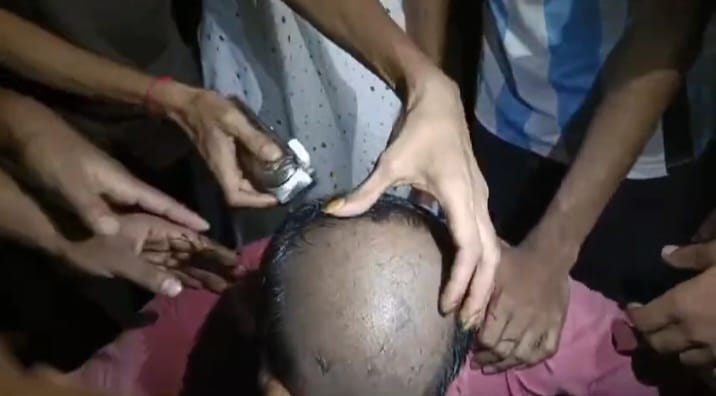 কলাপাড়ায় ইভটিজারের মাথা ন্যাড়া করে দিলেন বিক্ষুব্ধ জনতা কলাপাড়ায় ইভটিজারের মাথা ন্যাড়া করে দিলেন বিক্ষুব্ধ জনতা