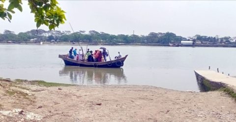 এক খেয়া পারাপারে মাসে অতিরিক্ত হাতিয়ে নেয় ৭৫ হাজার টাকা, আওয়ামীলীগ'র সিস্টেমই সচল