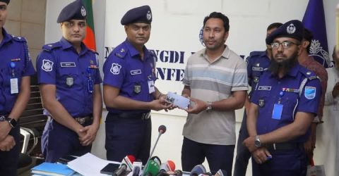 নরসিংদী জেলা পুলিশ কর্তৃক উদ্ধারকৃত হারানো মোবাইল মালিকদের কাছে হস্তান্তর 