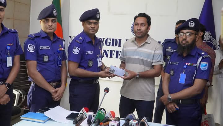 নরসিংদী জেলা পুলিশ কর্তৃক উদ্ধারকৃত হারানো মোবাইল মালিকদের কাছে হস্তান্তর 