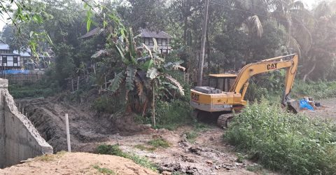 সিরাজদিখানে অবৈধভাবে মাটি কাটায় ঝুঁকিতে স্বপন দাসের বাড়ি