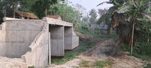 সিরাজদিখানে অবৈধভাবে মাটি কাটায় ঝুঁকিতে স্বপন দাসের বাড়ি