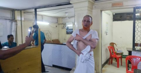 থানায় মামলা নিতে গড়িমসি , কদমতলীতে চাঁদার দাবিতে বিএনপি নেতাকে উলঙ্গ করে হামলা
