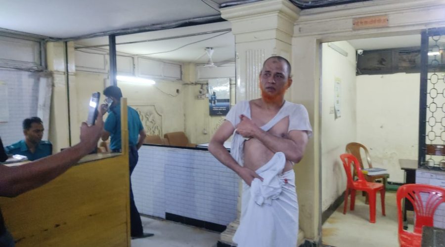 থানায় মামলা নিতে গড়িমসি , কদমতলীতে চাঁদার দাবিতে বিএনপি নেতাকে উলঙ্গ করে হামলা থানায় মামলা নিতে গড়িমসি , কদমতলীতে চাঁদার দাবিতে বিএনপি নেতাকে উলঙ্গ করে হামলা
