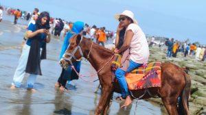 লাখো পর্যটকের সমাগম কুয়াকাটা সমুদ্র সৈকতে, শতভাগ হোটেল মোটেল বুকিং