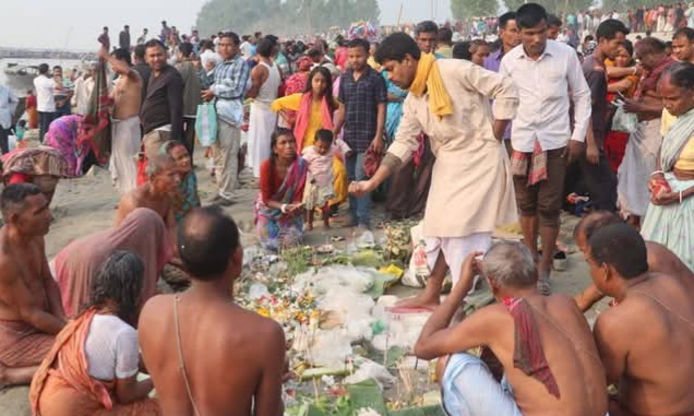 চিলমারীতে হিন্দু ধর্মালম্বীদের অষ্টমীর স্নান অনুষ্ঠিত চিলমারীতে হিন্দু ধর্মালম্বীদের অষ্টমীর স্নান অনুষ্ঠিত