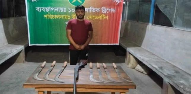 খুলনার ফুলতলায় বিদেশি বন্দুক ও দেশীয় অস্ত্রসহ গ্রেফতার - ১