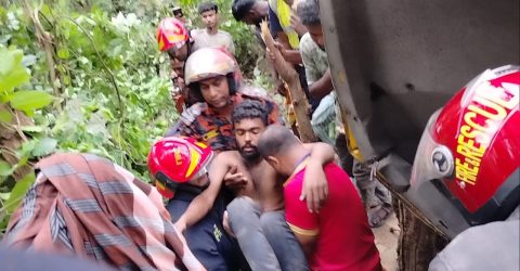 মধুপুরে নিযন্ত্রণ হারিয়ে ট্রাক খাদে ড্রাইভারকে উদ্ধার করল ফায়ার সার্ভিস