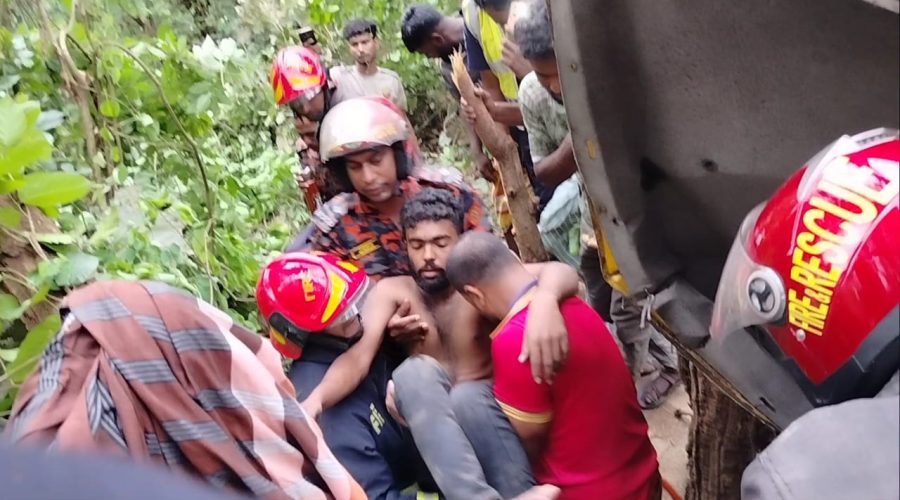 মধুপুরে নিযন্ত্রণ হারিয়ে ট্রাক খাদে ড্রাইভারকে উদ্ধার করল ফায়ার সার্ভিস মধুপুরে নিযন্ত্রণ হারিয়ে ট্রাক খাদে ড্রাইভারকে উদ্ধার করল ফায়ার সার্ভিস