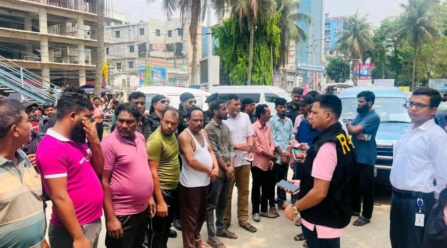ভ্রাম্যমান আদালত পরিচালনা করে ১৪ জন দালাল কে বিনাশ্রম কারাদন্ড প্রদান ভ্রাম্যমান আদালত পরিচালনা করে ১৪ জন দালাল কে বিনাশ্রম কারাদন্ড প্রদান