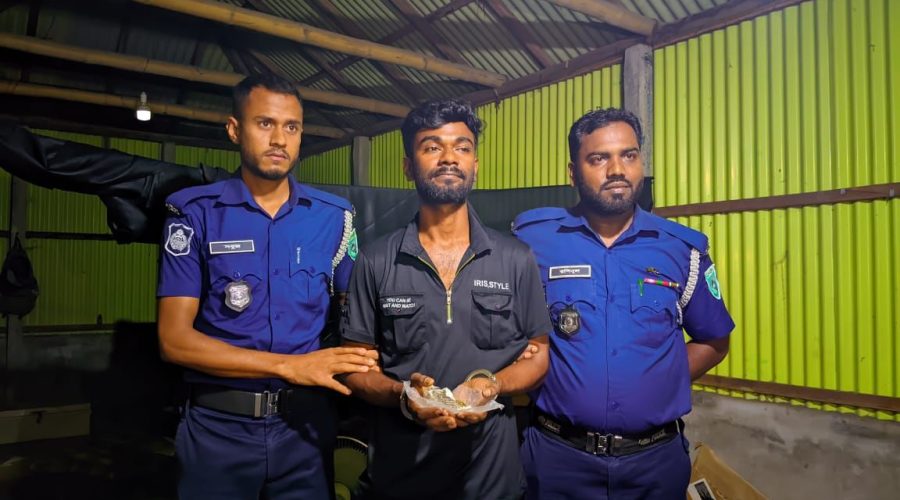 মধ্য রাতের অভিযানে গাঁজাসহ যুবক আটক, মোবাইল কোর্টে ৬ মাসের কারাদণ্ড মধ্য রাতের অভিযানে গাঁজাসহ যুবক আটক, মোবাইল কোর্টে ৬ মাসের কারাদণ্ড