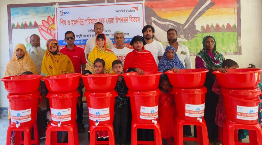 আমতলীতে ওয়ার্ল্ড ভিশন ও এনএসএস এর উদ্যোগে হাত ধোয়ার উপকরন বিতরনের উদ্বোধন