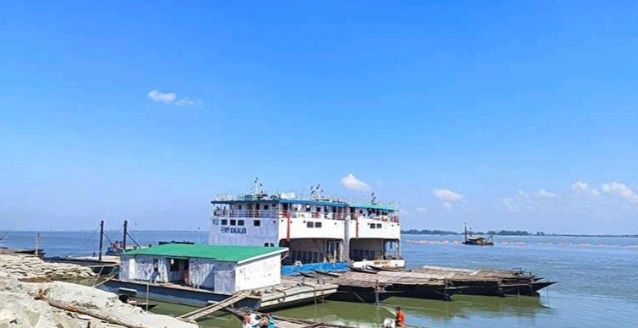 সাড়ে ৪ মাস পর চিলমারী-রৌমারী রুটে ফেরি চলাচল শুরু সাড়ে ৪ মাস পর চিলমারী-রৌমারী রুটে ফেরি চলাচল শুরু