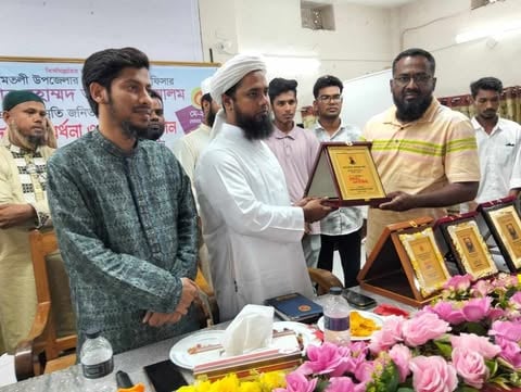 আমতলীর ইউএনওর নাগরিক সংবর্ধনায় নিজেও কাঁদলেন উপস্থিত অন্যদেরকেও কাঁদালেন!