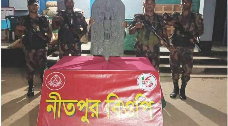 নওগাঁ সীমান্ত দিয়ে ভারতে পাচারের সময় ৭৬ কেজি কষ্টি পাথরের বিষ্ণু মূর্তি উদ্ধার 
