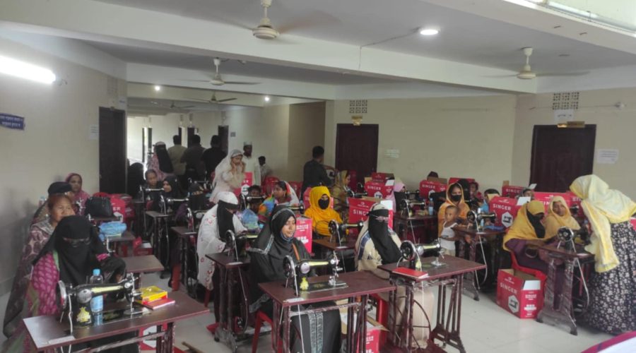 দক্ষিনাঞ্চলের অস্বচ্ছল নারীদের স্বাবলম্বী করতে প্রশিক্ষন শেষে বসুন্ধরা গ্রুপের সেলাই মেশিন বিতরন