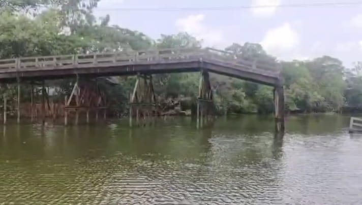 কলাপাড়ায় হঠাৎ বিকট শব্দে সেতু ভেঙ্গে খালে।। ভোগান্তিতে ১৫ গ্রামের ১৫ হাজার মানুষ কলাপাড়ায় হঠাৎ বিকট শব্দে সেতু ভেঙ্গে খালে।। ভোগান্তিতে ১৫ গ্রামের ১৫ হাজার মানুষ