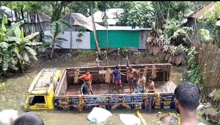রাজবাড়ীর কালুখালী উপজেলায় গরুবাহী একটি ট্রাক নিয়ন্ত্রণ হারিয়ে খাদে পড়ে দুই ব্যবসায়ী নিহত রাজবাড়ীর কালুখালী উপজেলায় গরুবাহী একটি ট্রাক নিয়ন্ত্রণ হারিয়ে খাদে পড়ে দুই ব্যবসায়ী নিহত