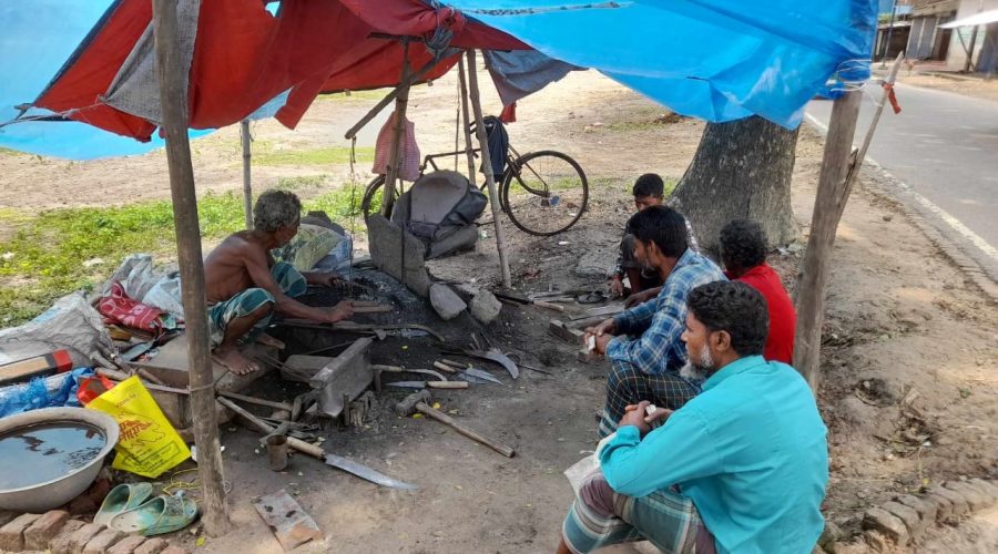 পাঁচবিবিতে এই ঈদে কামারপল্লীতে কাজ কম থাকায় অলস সময় পার করছেন কর্মকাররা পাঁচবিবিতে এই ঈদে কামারপল্লীতে কাজ কম থাকায় অলস সময় পার করছেন কর্মকাররা