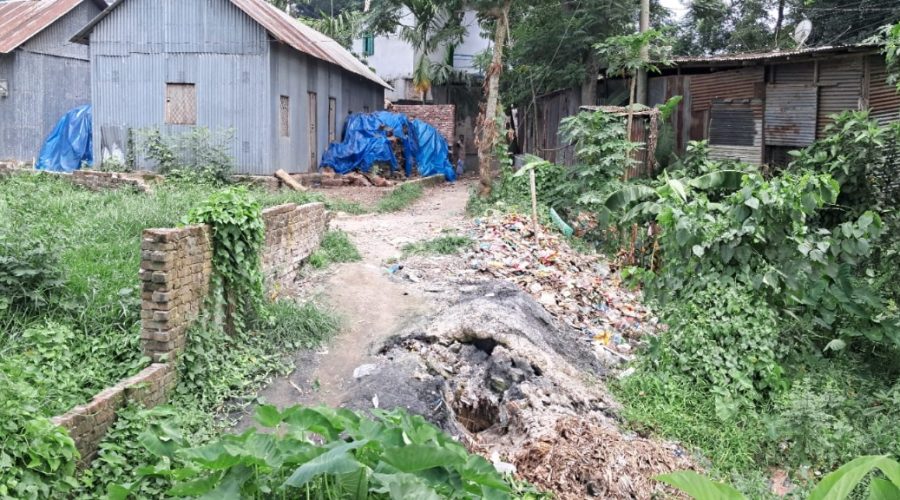 মুন্সিগঞ্জের সিরাজদিখানে হাসপাতাল সড়কের বেহাল দশা মুন্সিগঞ্জের সিরাজদিখানে হাসপাতাল সড়কের বেহাল দশা