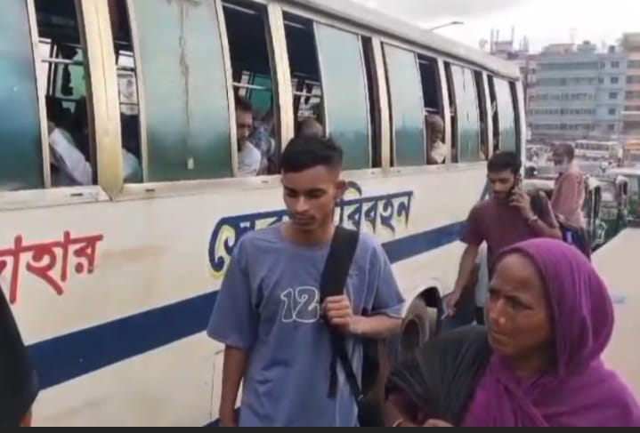 পোস্তগোলা ব্রিজের উপর সেবা পরিবহনের অবৈধ স্ট্যান্ড, চলছে চাঁদাবাজি ও জনভোগান্তি পোস্তগোলা ব্রিজের উপর সেবা পরিবহনের অবৈধ স্ট্যান্ড, চলছে চাঁদাবাজি ও জনভোগান্তি