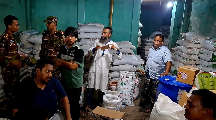 গাইবান্ধার গোবিন্দগঞ্জে সেনাবাহিনীর অভিযানে ৪৩৪ বস্তা সার জব্দ, ৫০ হাজার টাকা জরিমানা গাইবান্ধার গোবিন্দগঞ্জে সেনাবাহিনীর অভিযানে ৪৩৪ বস্তা সার জব্দ, ৫০ হাজার টাকা জরিমানা