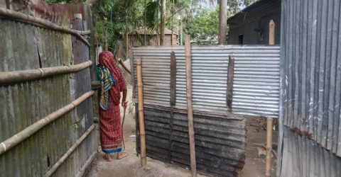 গাইবান্ধা খোলাহাটিতে ২০০ পরিবারের একমাত্র রাস্তায় টিনের বেড়া, চরম দুর্ভোগ