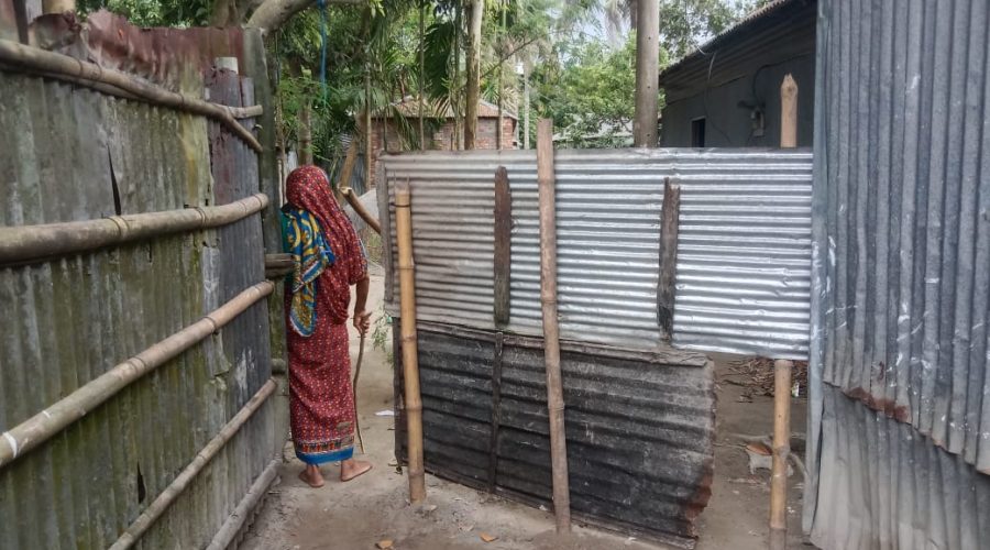 গাইবান্ধা খোলাহাটিতে ২০০ পরিবারের একমাত্র রাস্তায় টিনের বেড়া, চরম দুর্ভোগ গাইবান্ধা খোলাহাটিতে ২০০ পরিবারের একমাত্র রাস্তায় টিনের বেড়া, চরম দুর্ভোগ