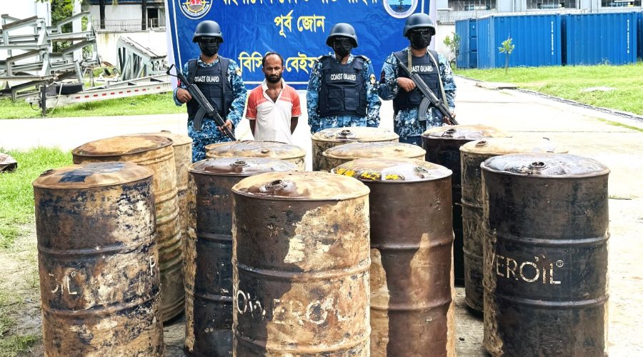 চট্টগ্রামের ব্রিজ ঘাটে প্রায় ৪ লক্ষ টাকা মূল্যের ৩১৭০ লিটার অবৈধ অকটেনসহ ১ জন পাচারকারী আটক