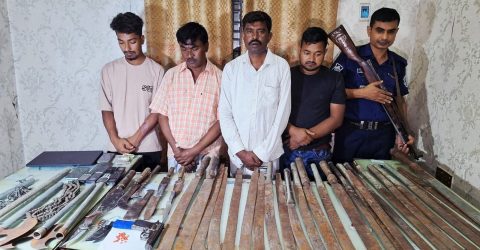 গাইবান্ধার গোবিন্দগঞ্জে সারা রাত অভিযান: দেশীয় অস্ত্র ও মাদকসহ চার শীর্ষ সন্ত্রাসী আটক
