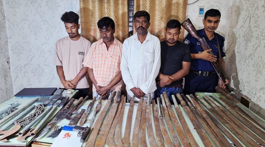 গাইবান্ধার গোবিন্দগঞ্জে সারা রাত অভিযান: দেশীয় অস্ত্র ও মাদকসহ চার শীর্ষ সন্ত্রাসী আটক