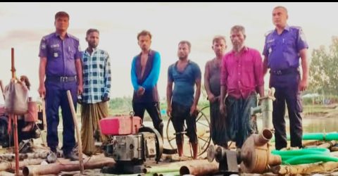 গাইবান্ধার সাঘাটায় সেনাবাহিনীর অভিযানে অবৈধ ড্রেজার মেশিন জব্দ সহ গ্রেফতার ৬