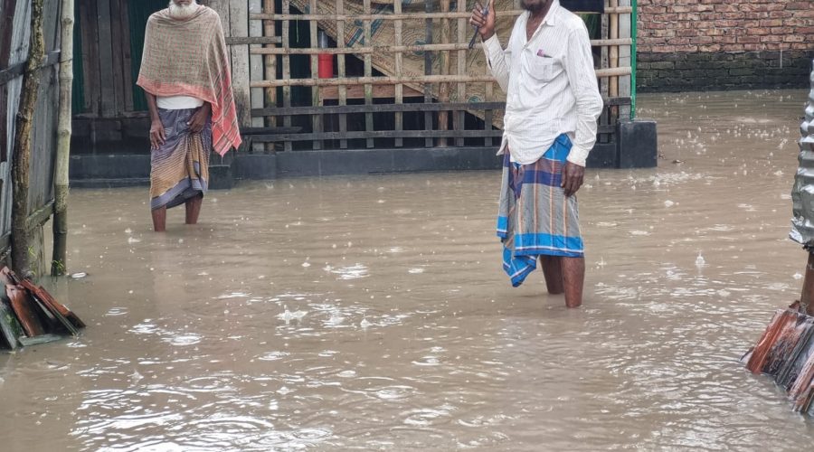 জুরাইন বাজারে প্রবেশ পথ দখল: চাঁদাবাজি, দুর্ভোগ আর হাঁটু পানি যেন নিত্যসঙ্গী জুরাইন বাজারে প্রবেশ পথ দখল: চাঁদাবাজি, দুর্ভোগ আর হাঁটু পানি যেন নিত্যসঙ্গী