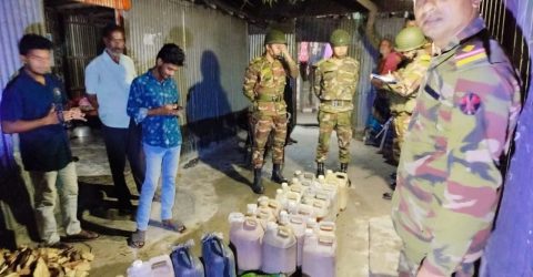 গাইবান্ধার সাঘাটায় যৌথবাহিনীর অভিযানে ২৪০ লিটার চোলাইমদসহ ৩ জন আটক