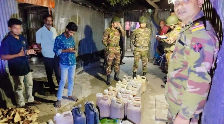 গাইবান্ধার সাঘাটায় যৌথবাহিনীর অভিযানে ২৪০ লিটার চোলাইমদসহ ৩ জন আটক