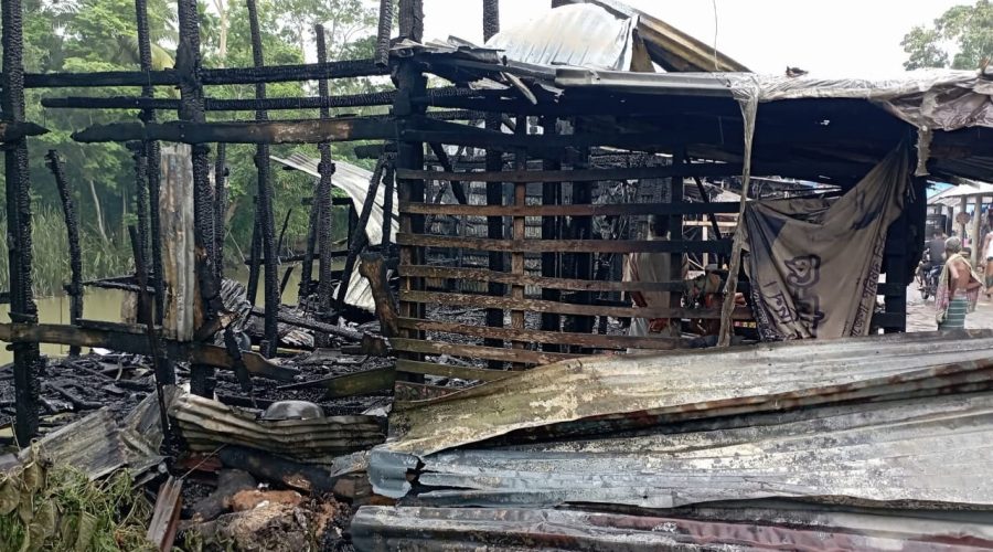 নেছারাবাদের চিলতলা বাজারে ভয়াবহ অগ্নি দুর্ঘটনায় ক্ষতি গৃহস্তদের পাসে দাড়িয়েছে সবুজ বাংলা স্পোর্টিং ক্লাব নেছারাবাদের চিলতলা বাজারে ভয়াবহ অগ্নি দুর্ঘটনায় ক্ষতি গৃহস্তদের পাসে দাড়িয়েছে সবুজ বাংলা স্পোর্টিং ক্লাব