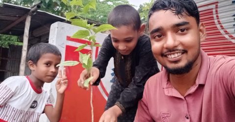 শিবগঞ্জে বিনামূল্যে বই ও রাস্তার ধারে গাছ লাগিয়ে আনন্দ পাই বই প্রেমিক নাহিদ